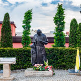 2018-05-14-Klasztor-Sanktuarium-Świętego-Antoniego-Padewskiego-Jan-Paweł-Drugi-Papież-Pomnik-Módl-Ostrołęka-Fotograf-Magdalena-Wyrębek-Nikon-1200-MaWySte