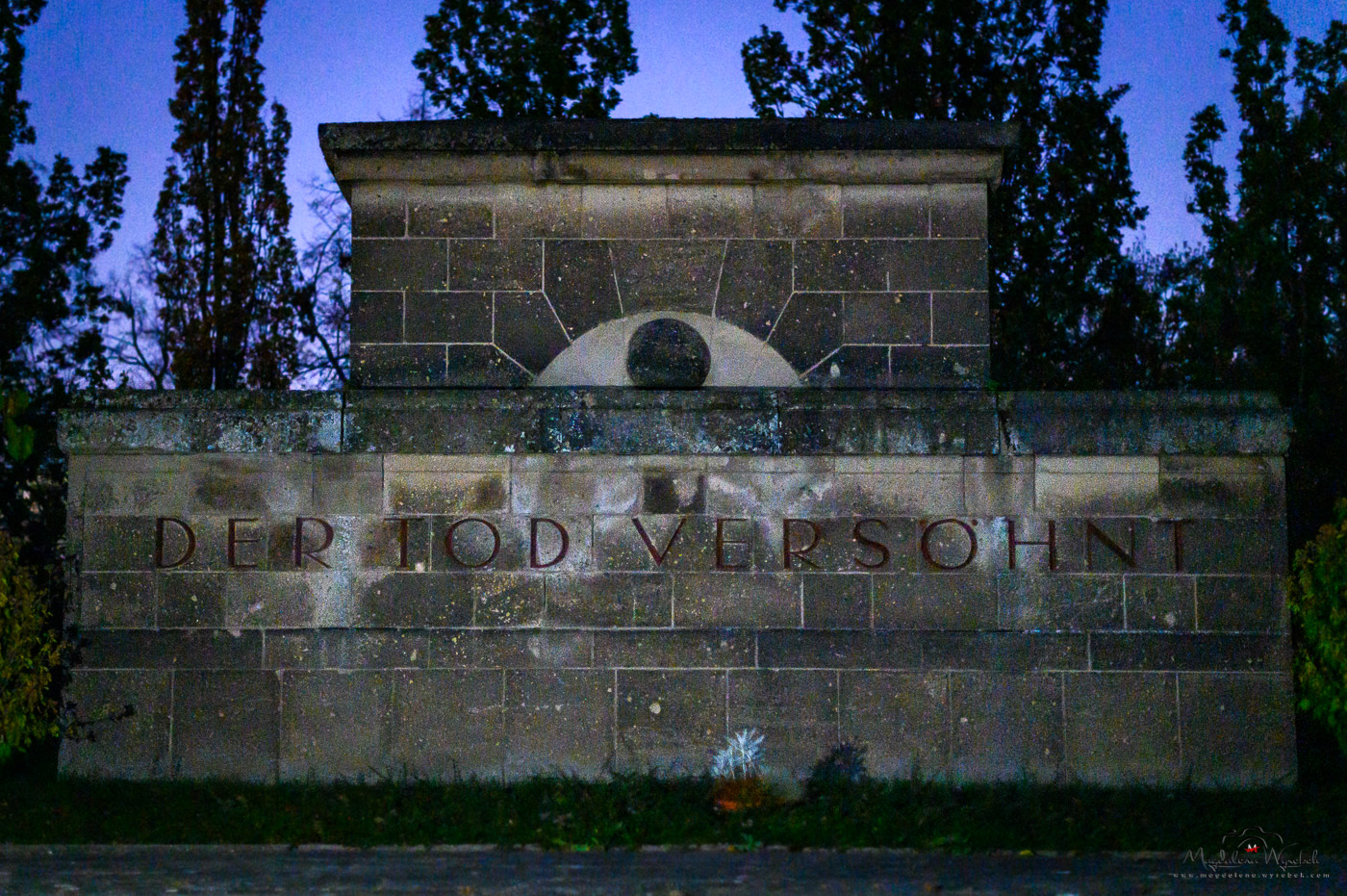 2024-11-03-CMENTARZ-Friedhof-Hauptfriedhof-DER-TOD-VERSOHNT-EYE-Krieg-Wojna-Groby-poległych-na-wojnie–Polski-Fotograf-Mannheim-Magdalena-Wyrębek-Nikon-3