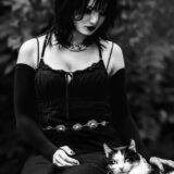 2025-06-27-Jesika-Mroczna-Sesja-z-kotem-KITKA-Cat-Katze-Fotoshooting-Fotosession-Vivienne-Westwood-BW-Fotograf-Mannheim-Magdalena-Wyrębek-Nikon-1